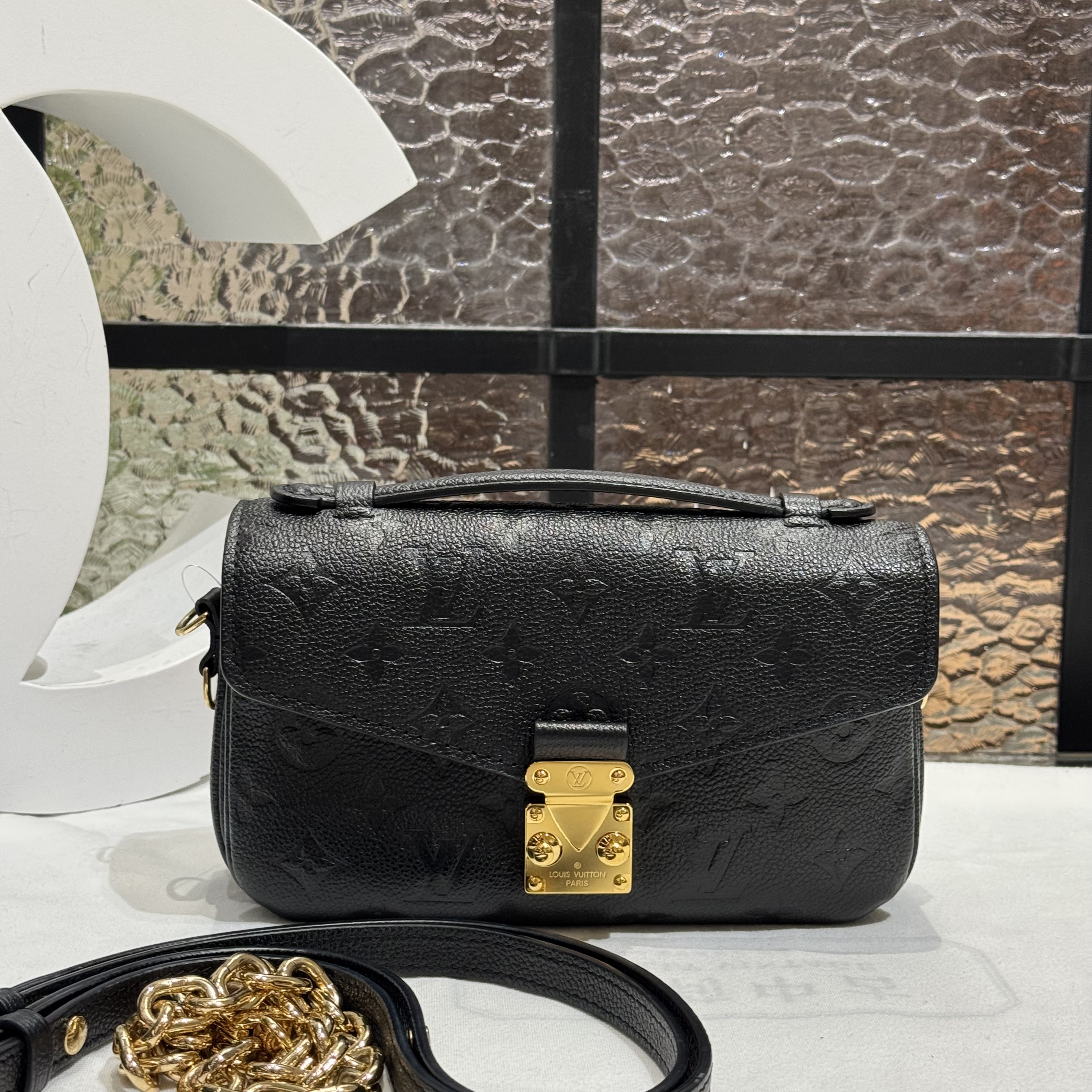99新 LouisVuitton/路易威登 LV黑色压纹邮差包